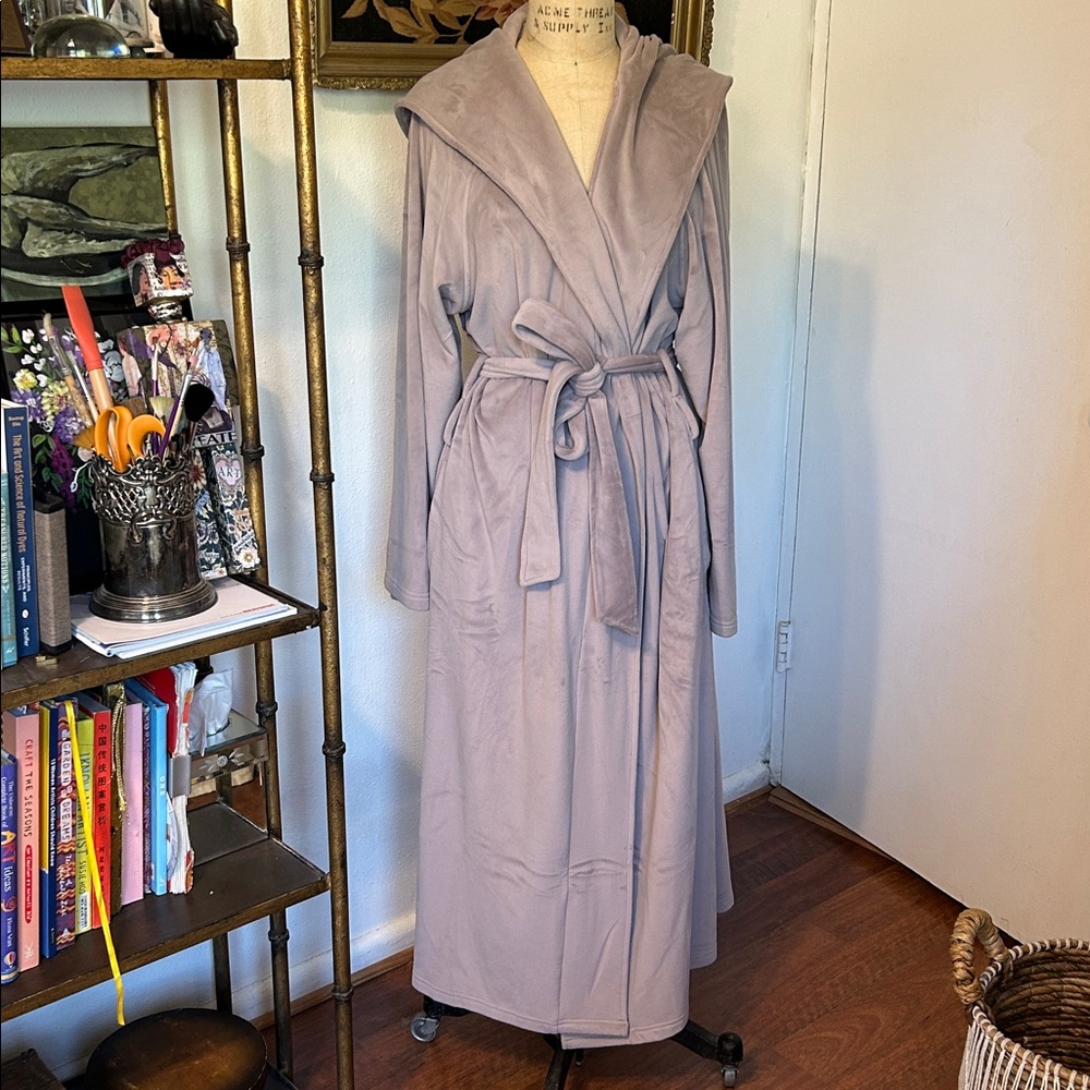 Barefoot Dreams Luxe Chic Soft Taupe Pinkish Robe with Hood